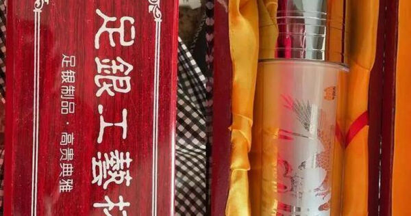 Mua nhẫn kim cương được tặng b&igrave;nh giữ nhiệt bạc nguy&ecirc;n chất, 3 năm sau kim cương mất gi&aacute; 90% c&ograve;n qu&agrave; tặng k&egrave;m gi&aacute; trị gấp 3- Ảnh 1.