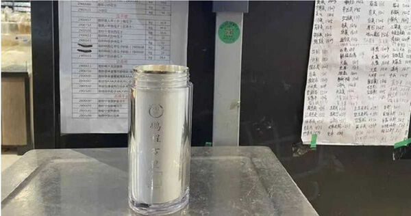 Mua nhẫn kim cương được tặng b&igrave;nh giữ nhiệt bạc nguy&ecirc;n chất, 3 năm sau kim cương mất gi&aacute; 90% c&ograve;n qu&agrave; tặng k&egrave;m gi&aacute; trị gấp 3- Ảnh 2.