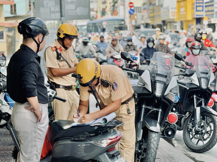 Đi xe m&aacute;y l&ecirc;n vỉa h&egrave; bị phạt bao nhi&ecirc;u tiền, trường hợp n&agrave;o kh&ocirc;ng bị phạt?- Ảnh 1.