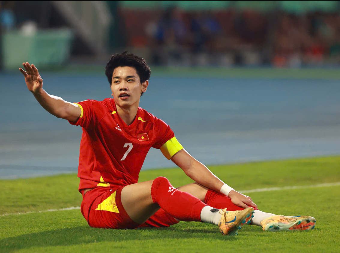 Đ&igrave;nh Bắc bị treo gi&ograve; 2 trận của tuyển Việt Nam- Ảnh 1.