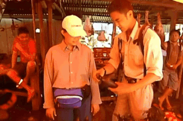 "Ho&agrave;ng tử ch&acirc;u &Aacute;" Minh Đạo bị kh&aacute;n giả đ&ograve;i đuổi khỏi showbiz sau khi lộ video ăn thịt dơi "nhạy cảm"- Ảnh 2.