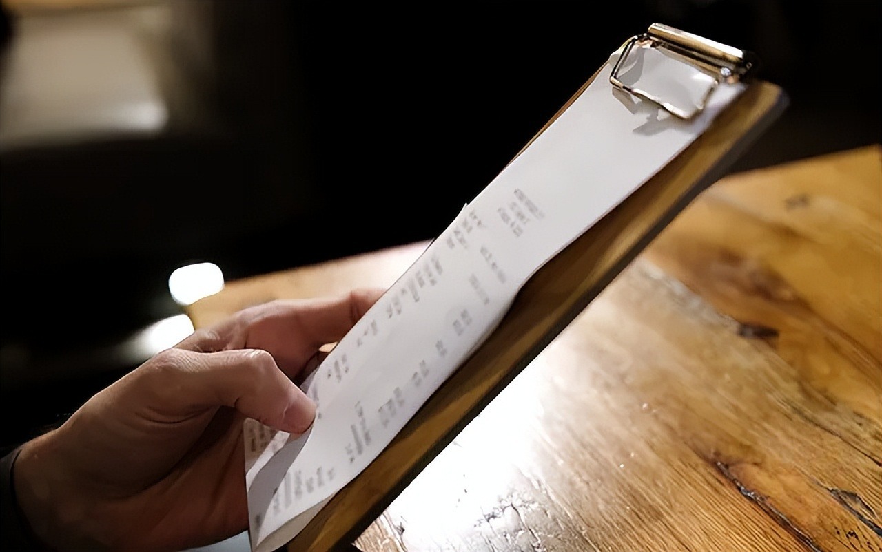 T&ocirc;i được thưởng 4 triệu đồng cuối năm, đồng nghiệp giục mở tiệc ăn mừng: H&oacute;a đơn được đưa ra, cả b&agrave;n bỗng im bặt- Ảnh 2.