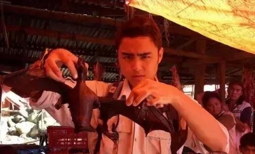 "Ho&agrave;ng tử ch&acirc;u &Aacute;" Minh Đạo bị kh&aacute;n giả đ&ograve;i đuổi khỏi showbiz sau khi lộ video ăn thịt dơi "nhạy cảm"- Ảnh 1.