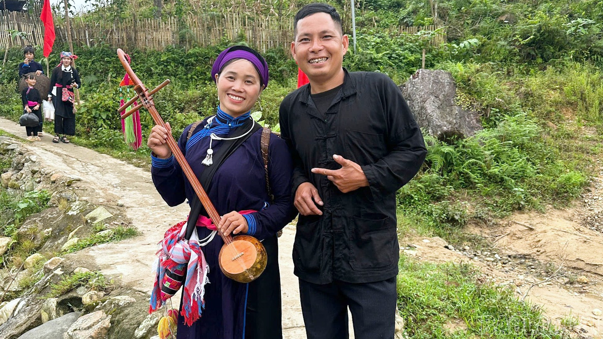 Chiếc khuy&ecirc;n tai rơi tr&ecirc;n qu&atilde;ng đường 3km th&agrave;nh ph&eacute;p thử t&igrave;nh y&ecirc;u để chị V&agrave;ng Thị Th&ocirc;ng 