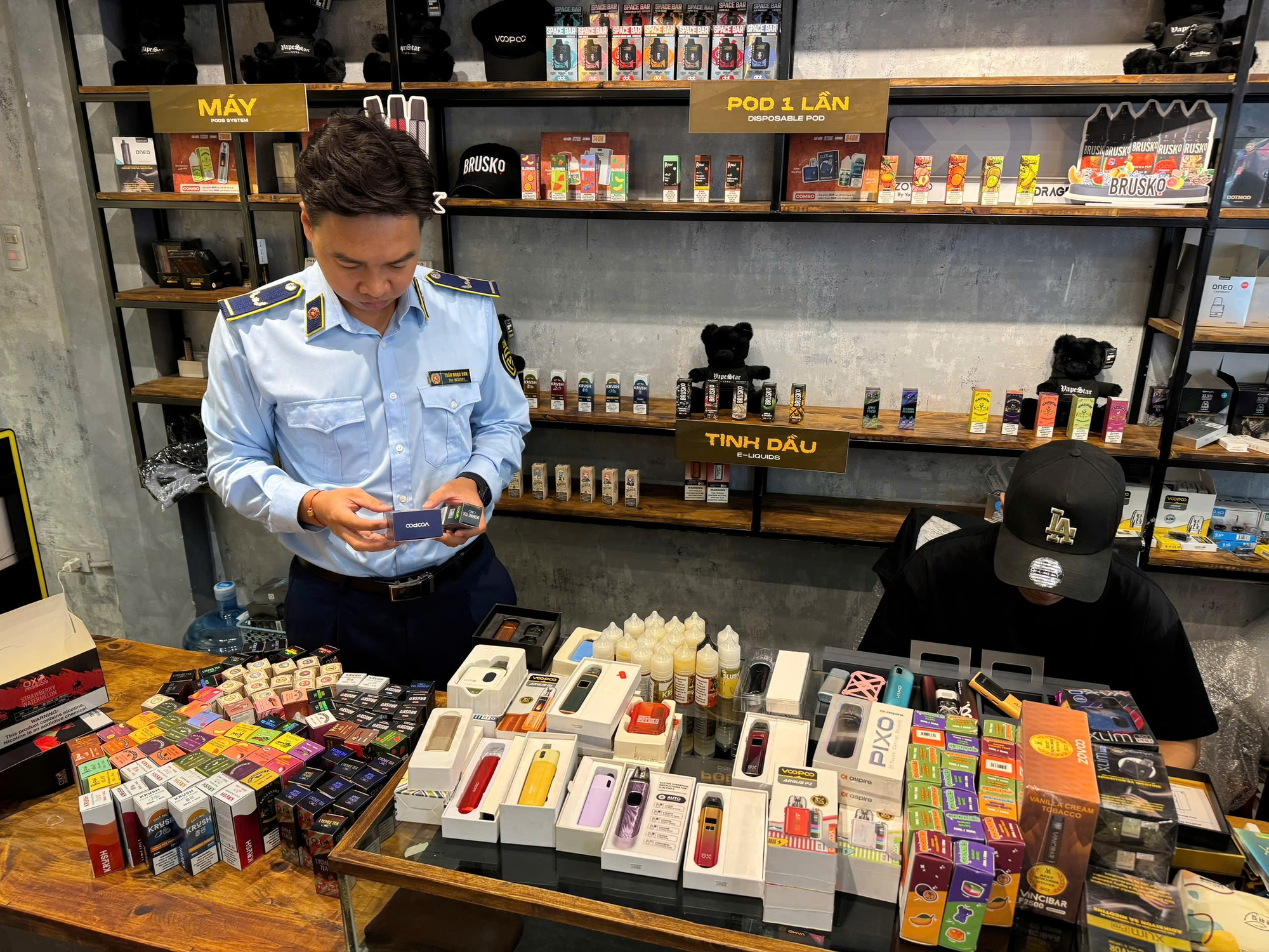Để kh&aacute;ch h&uacute;t thuốc l&aacute; điện tử tại qu&aacute;n, chủ bị phạt đến 10 triệu đồng- Ảnh 2.