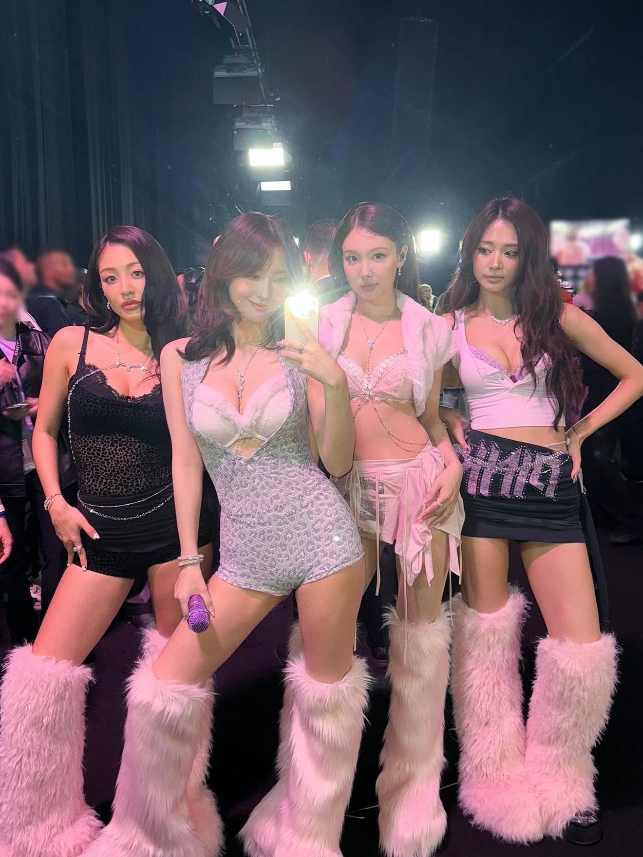 Rich kid "qu&aacute; l&agrave; sến" Jenny Huỳnh đ&atilde; kh&aacute;c xưa: Khoe bạo v&ograve;ng 1 ngang mỹ nh&acirc;n đẹp nhất thế giới- Ảnh 4.