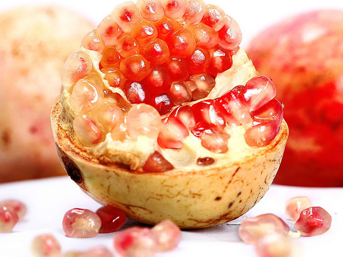 Người phụ nữ 64 tuổi tử vong vì ăn quả lựu theo cách "khác thường"- Ảnh 1.