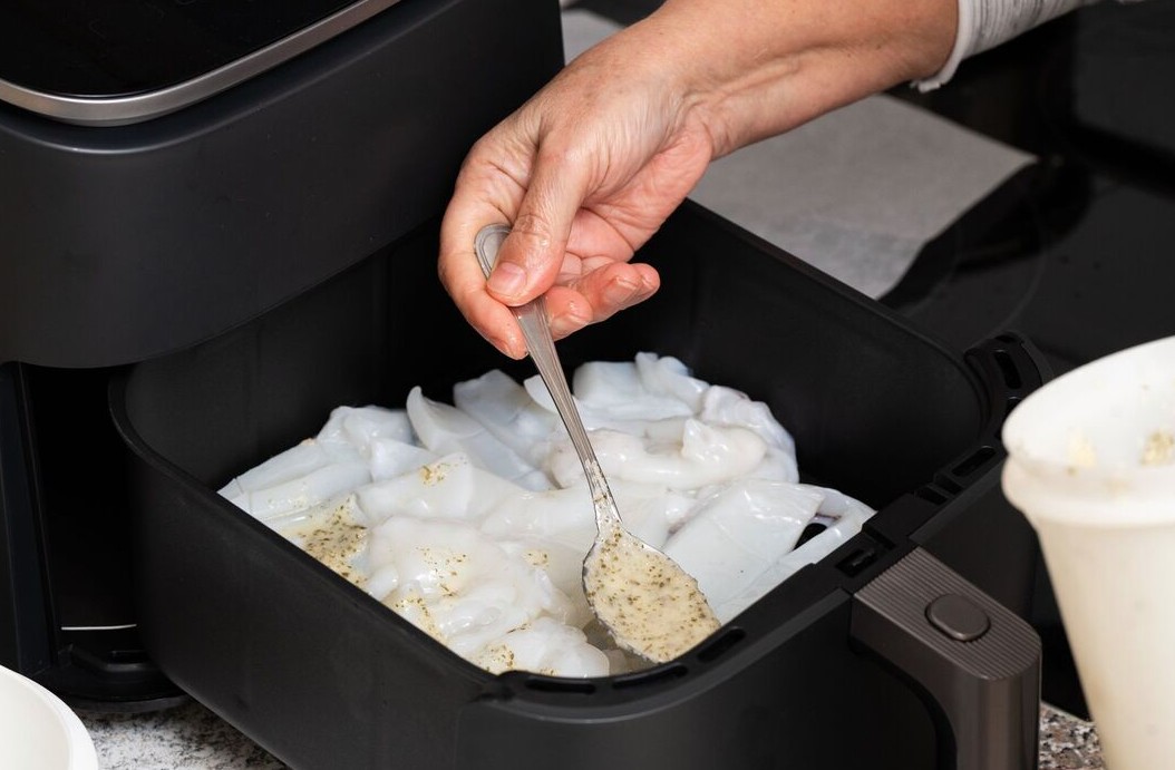 Đọc b&agrave;i viết n&agrave;y xong, t&ocirc;i ngỡ ng&agrave;ng nhận ra m&igrave;nh đ&atilde; d&ugrave;ng nồi chi&ecirc;n kh&ocirc;ng dầu sai c&aacute;ch suốt cuộc đời- Ảnh 2.