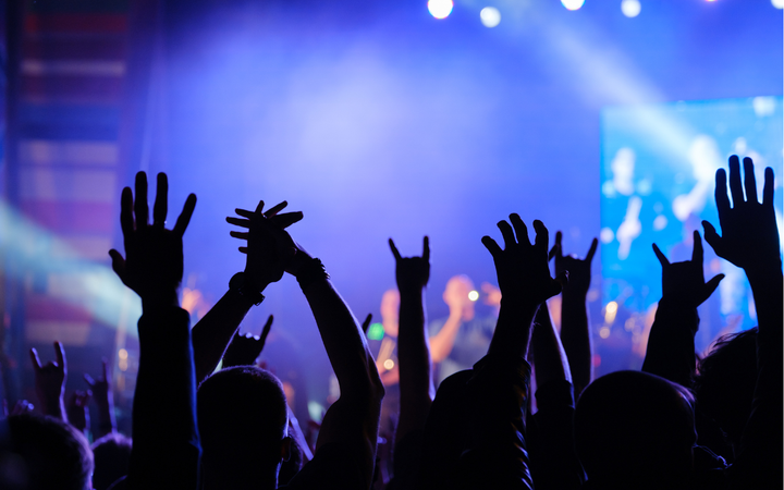 Nghe nhạc, chơi game bằng tai nghe: Hơn 1 tỷ người trẻ đối mặt nguy cơ mất th&iacute;nh lực- Ảnh 1.