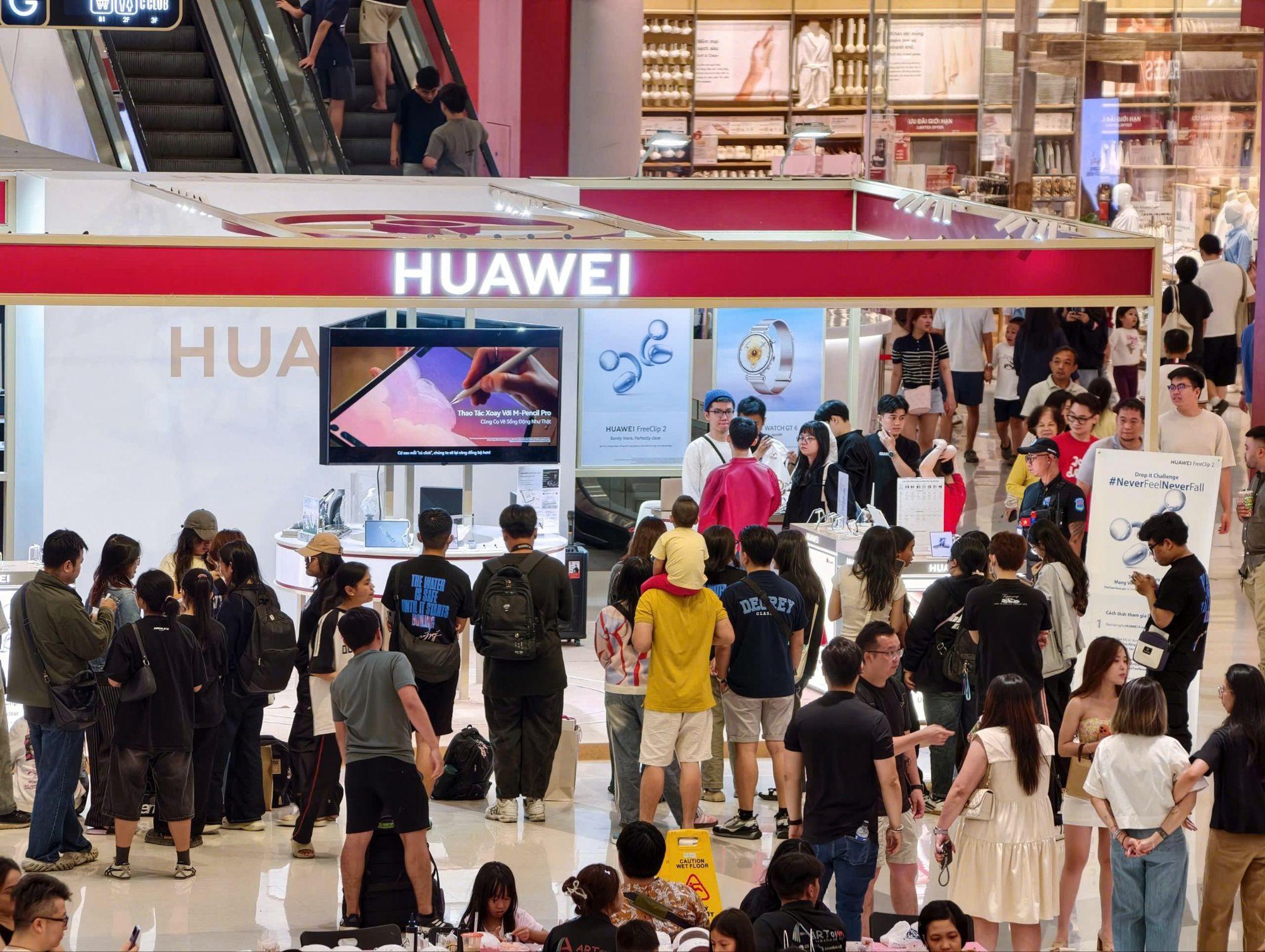 C&oacute; g&igrave; hot ở Gian h&agrave;ng trải nghiệm sản phẩm của Huawei tại Cresent Mall?- Ảnh 1.