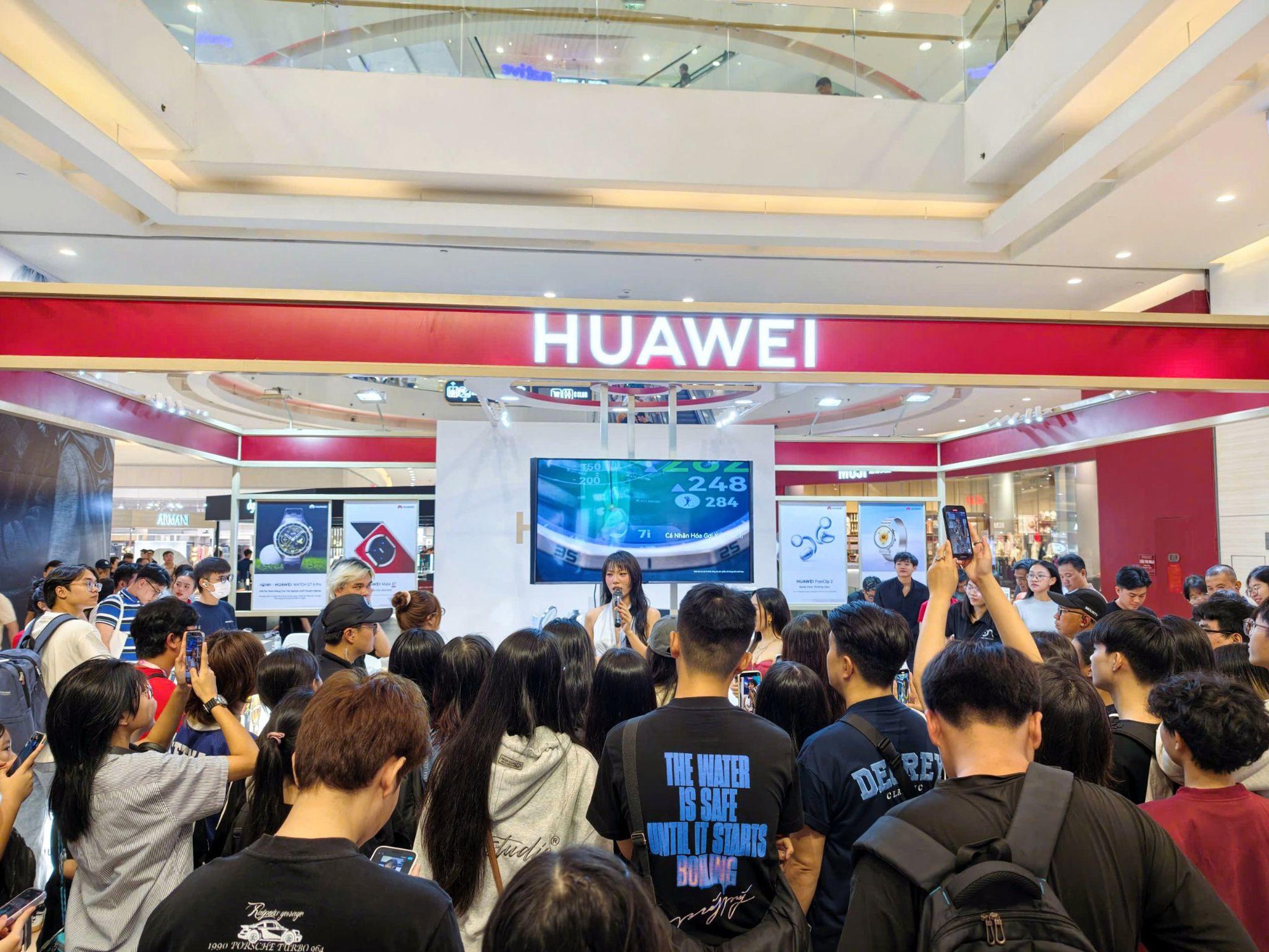 C&oacute; g&igrave; hot ở Gian h&agrave;ng trải nghiệm sản phẩm của Huawei tại Cresent Mall?- Ảnh 4.