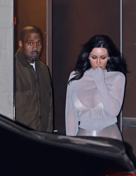 Vợ Kanye West tiếp tục với thời trang g&acirc;y sốc, đi tới đi lui như bức tượng bạc trần trụi- Ảnh 3.