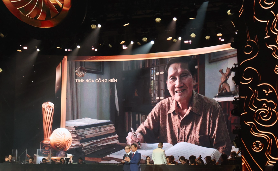 Nhạc sĩ ở nh&agrave; tập thể phố Vạn Bảo, H&agrave; Nội: U100 vẫn nhận giải thưởng khủng v&agrave; mối t&igrave;nh s&acirc;u nặng với vợ- Ảnh 1.