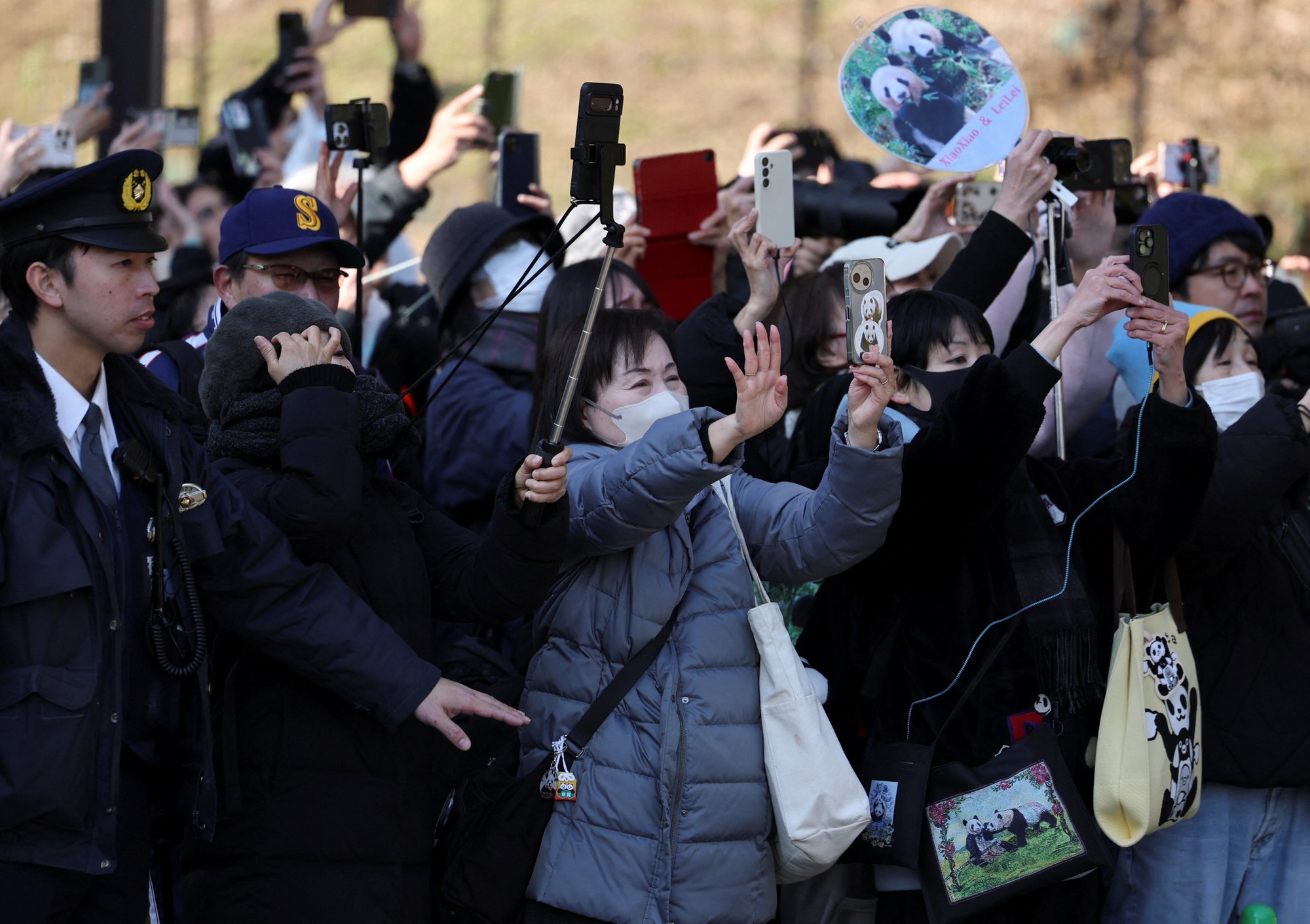 H&agrave;ng d&agrave;i người d&acirc;n Nhật Bản x&uacute;c động xếp h&agrave;ng chia tay cặp gấu tr&uacute;c sinh đ&ocirc;i quay trở về Trung Quốc, sở th&uacute; c&oacute; thể thiệt hại tới 3.400 tỷ đồng/năm- Ảnh 3.