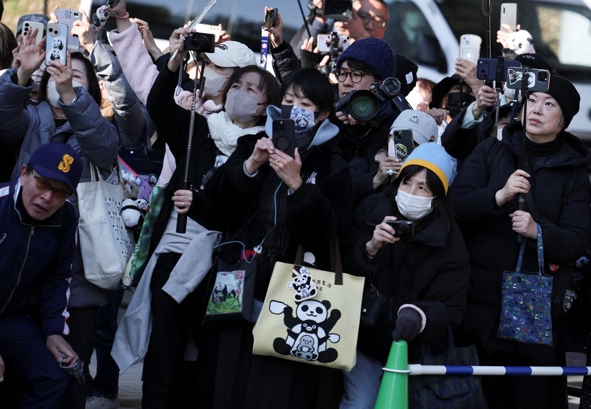 H&agrave;ng d&agrave;i người d&acirc;n Nhật Bản x&uacute;c động xếp h&agrave;ng chia tay cặp gấu tr&uacute;c sinh đ&ocirc;i quay trở về Trung Quốc, sở th&uacute; c&oacute; thể thiệt hại tới 3.400 tỷ đồng/năm- Ảnh 4.