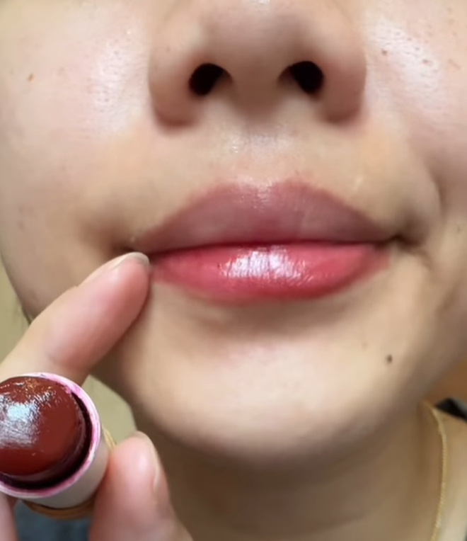 Thỏi son dưỡng 250k m&agrave; h&uacute;t hơn 21 triệu lượt xem v&igrave; l&ecirc;n m&ocirc;i qu&aacute; xinh, 20k comment to&agrave;n xin link mua đi&ecirc;n cuồng- Ảnh 9.