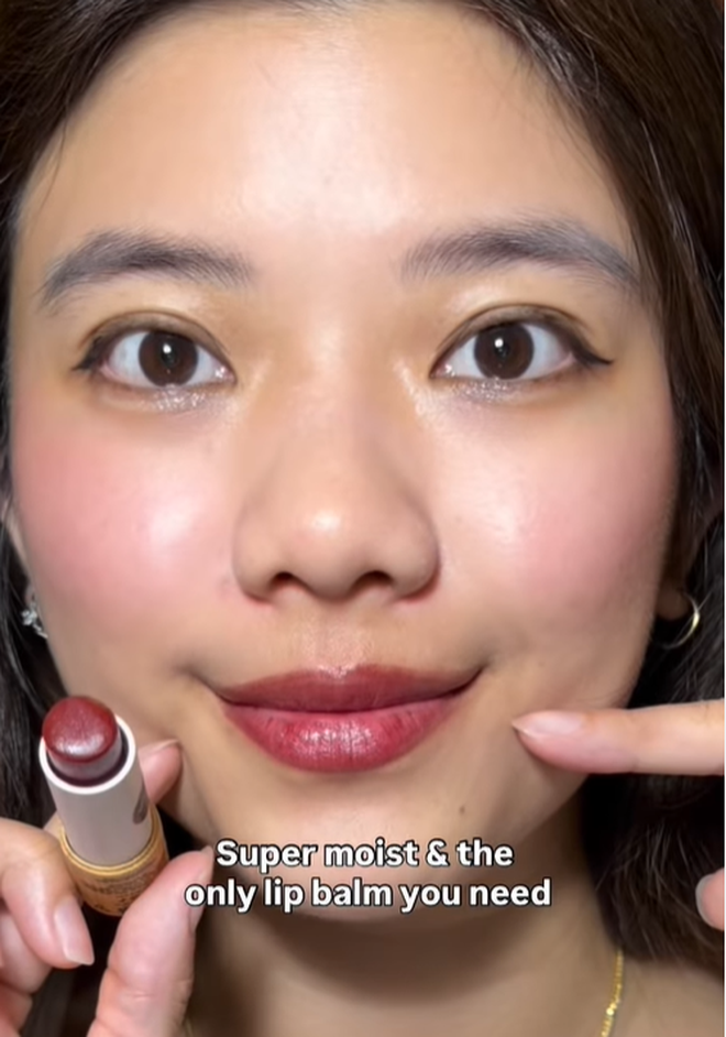 Thỏi son dưỡng 250k m&agrave; h&uacute;t hơn 21 triệu lượt xem v&igrave; l&ecirc;n m&ocirc;i qu&aacute; xinh, 20k comment to&agrave;n xin link mua đi&ecirc;n cuồng- Ảnh 10.