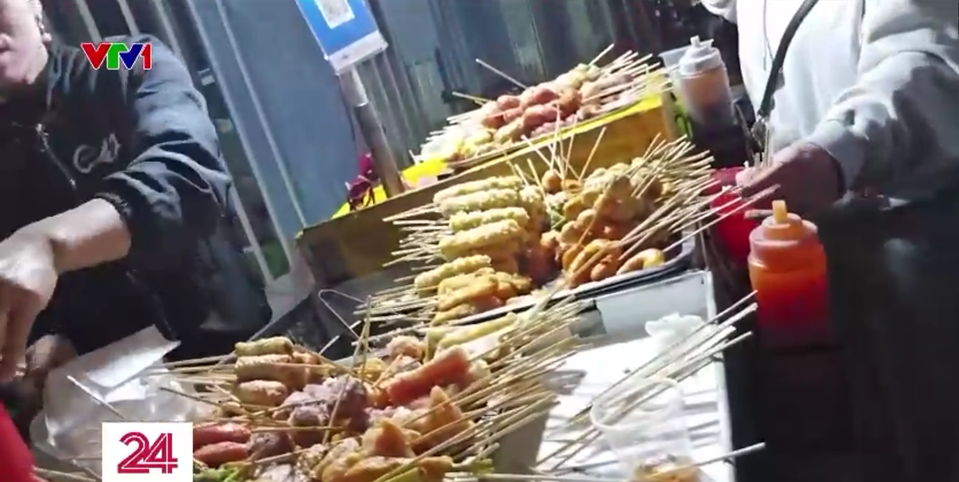 Lợi nhuận "khủng" ph&iacute;a sau đường d&acirc;y lạp xưởng nướng đ&aacute; nhập lậu b&aacute;n vỉa h&egrave;- Ảnh 2.