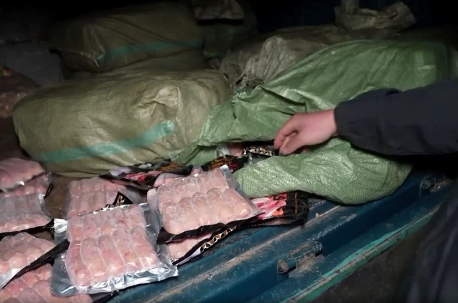 Lợi nhuận "khủng" ph&iacute;a sau đường d&acirc;y lạp xưởng nướng đ&aacute; nhập lậu b&aacute;n vỉa h&egrave;- Ảnh 8.