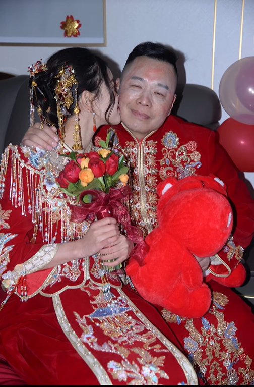 Đ&aacute;m cưới của T&ocirc;n Bằng v&agrave; vợ k&eacute;m 26 tuổi: C&ocirc; d&acirc;u lộ nhan sắc thật qua cam thường- Ảnh 1.