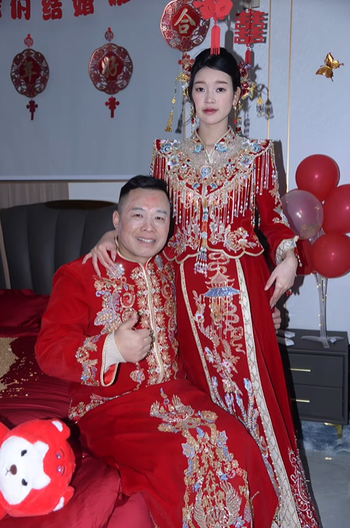 Đ&aacute;m cưới của T&ocirc;n Bằng v&agrave; vợ k&eacute;m 26 tuổi: C&ocirc; d&acirc;u lộ nhan sắc thật qua cam thường- Ảnh 2.