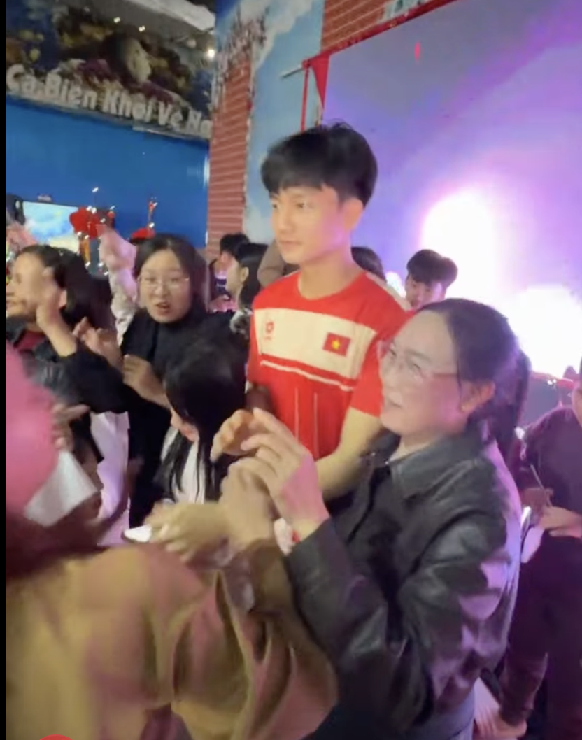 Cả l&agrave;ng ăn uống, h&aacute;t h&ograve; vui như Tết mừng thủ m&ocirc;n Cao Văn B&igrave;nh gi&agrave;nh HCĐ ch&acirc;u &Aacute; trở về- Ảnh 4.