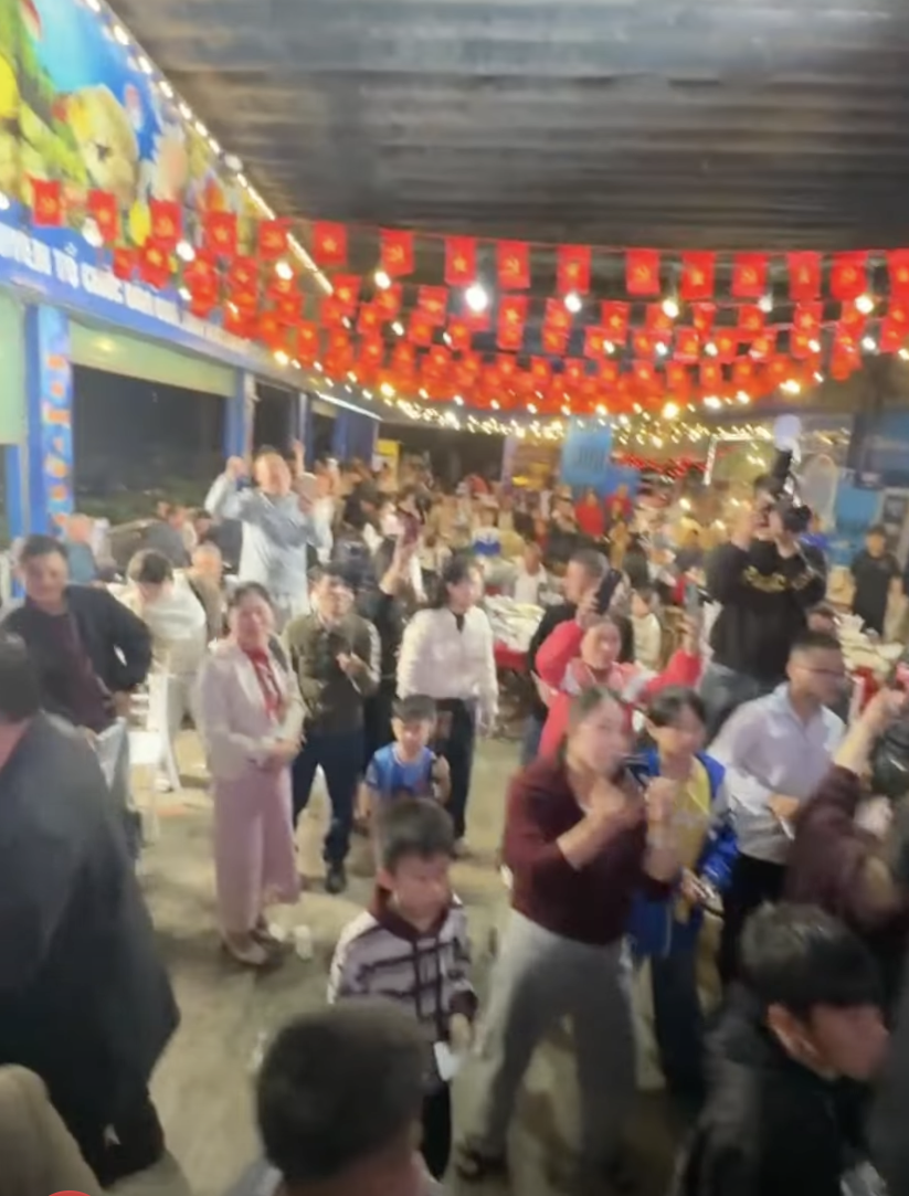 Cả l&agrave;ng ăn uống, h&aacute;t h&ograve; vui như Tết mừng thủ m&ocirc;n Cao Văn B&igrave;nh gi&agrave;nh HCĐ ch&acirc;u &Aacute; trở về- Ảnh 3.