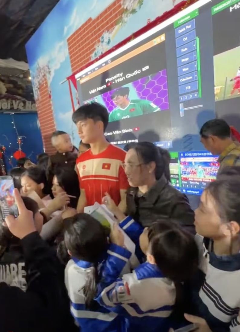 Cả l&agrave;ng ăn uống, h&aacute;t h&ograve; vui như Tết mừng thủ m&ocirc;n Cao Văn B&igrave;nh gi&agrave;nh HCĐ ch&acirc;u &Aacute; trở về- Ảnh 1.