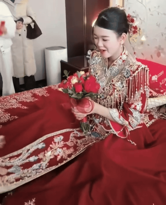 Đ&aacute;m cưới của T&ocirc;n Bằng v&agrave; vợ k&eacute;m 26 tuổi: C&ocirc; d&acirc;u lộ nhan sắc thật qua cam thường- Ảnh 3.