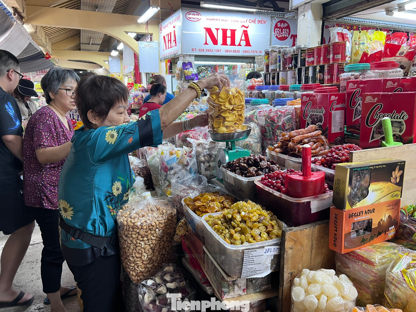 Cảnh tượng lạ ở chợ truyền thống TPHCM l&uacute;c cận Tết- Ảnh 2.