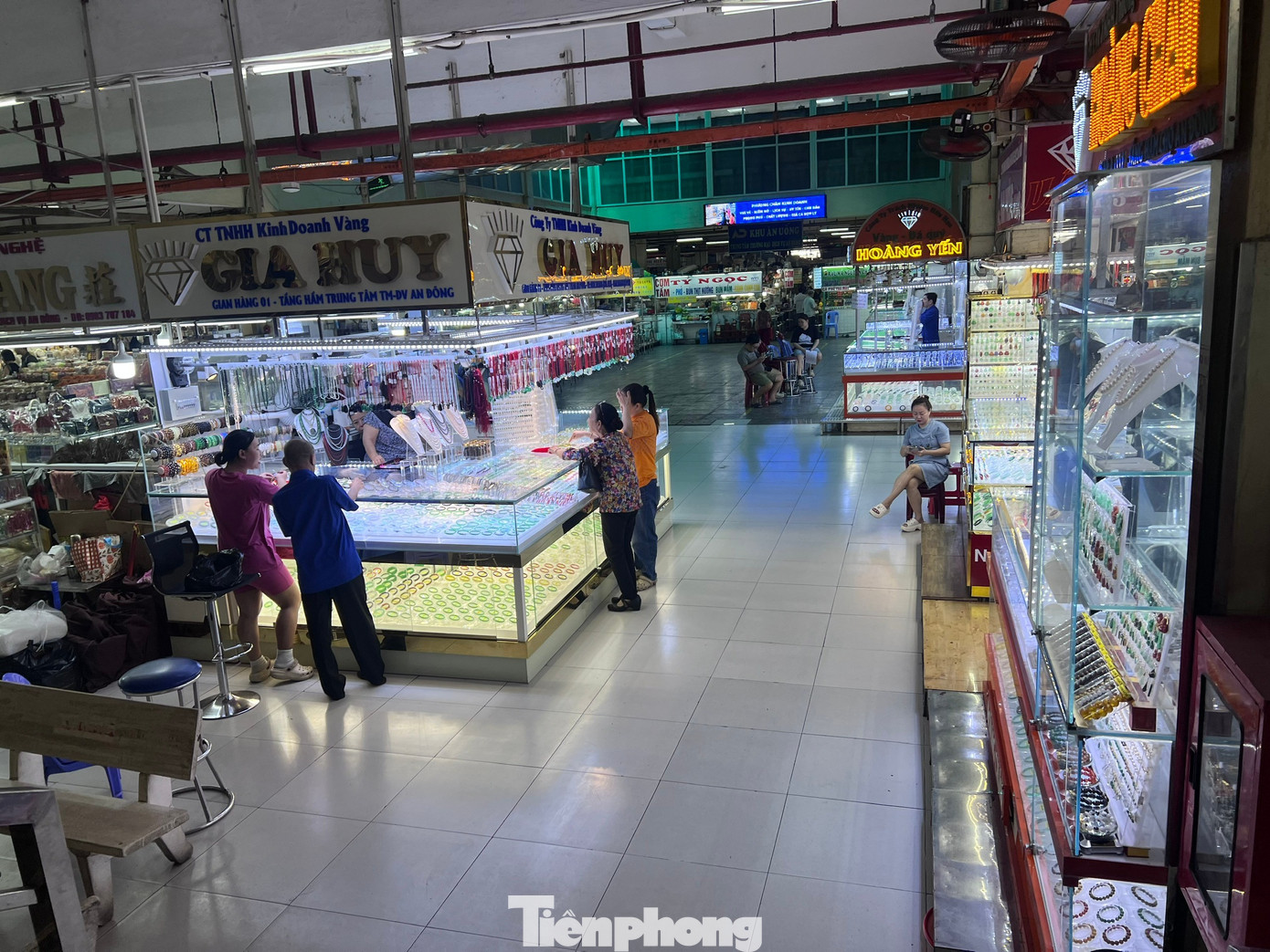 Cảnh tượng lạ ở chợ truyền thống TPHCM l&uacute;c cận Tết- Ảnh 6.