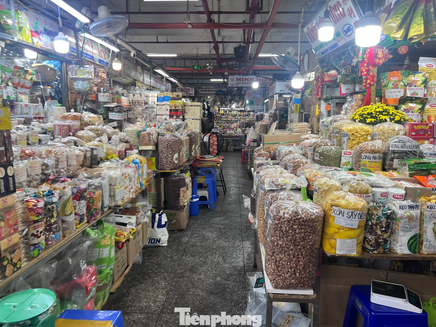 Cảnh tượng lạ ở chợ truyền thống TPHCM l&uacute;c cận Tết- Ảnh 1.