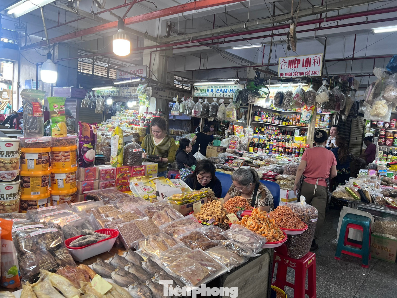 Cảnh tượng lạ ở chợ truyền thống TPHCM l&uacute;c cận Tết- Ảnh 5.