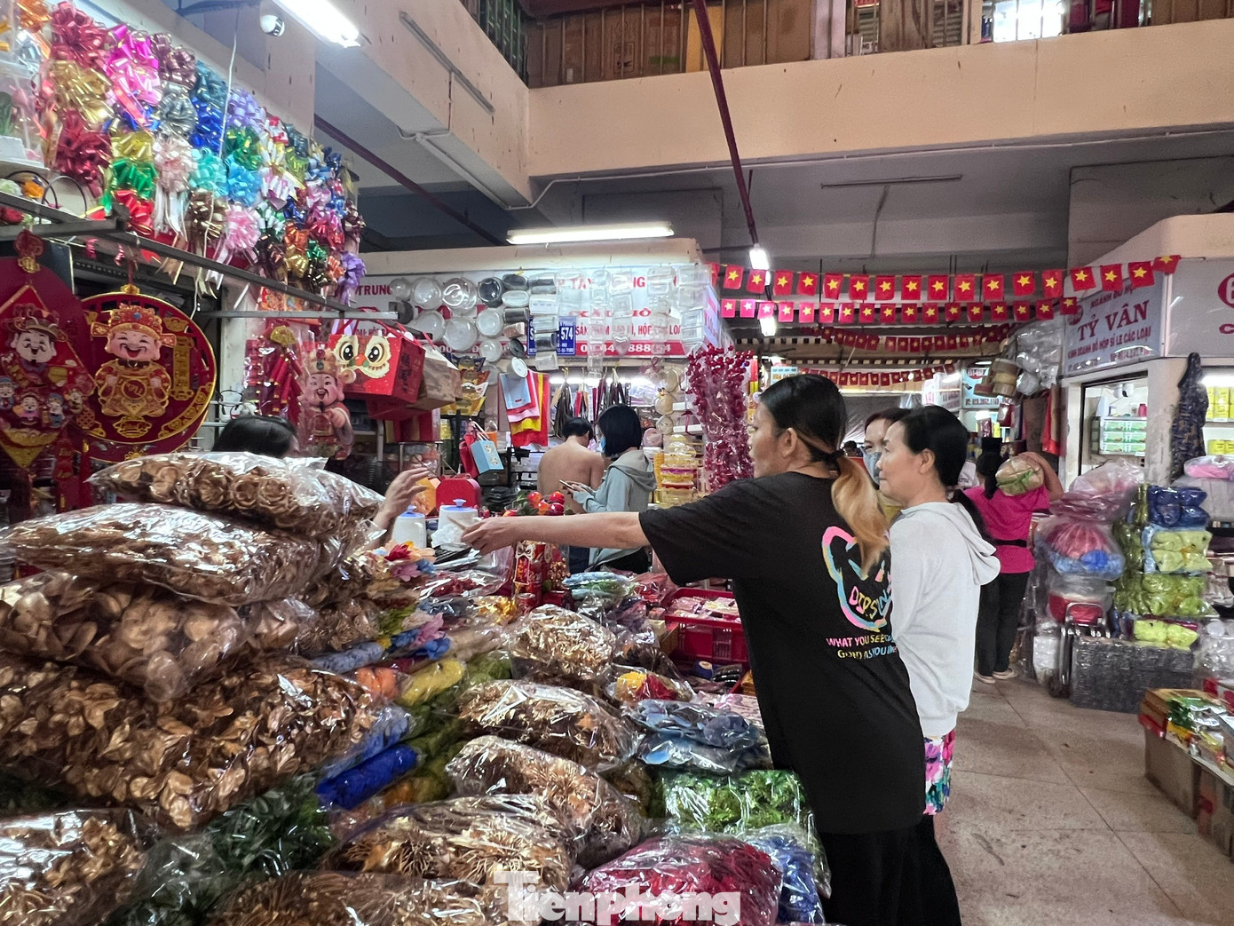 Cảnh tượng lạ ở chợ truyền thống TPHCM l&uacute;c cận Tết- Ảnh 3.