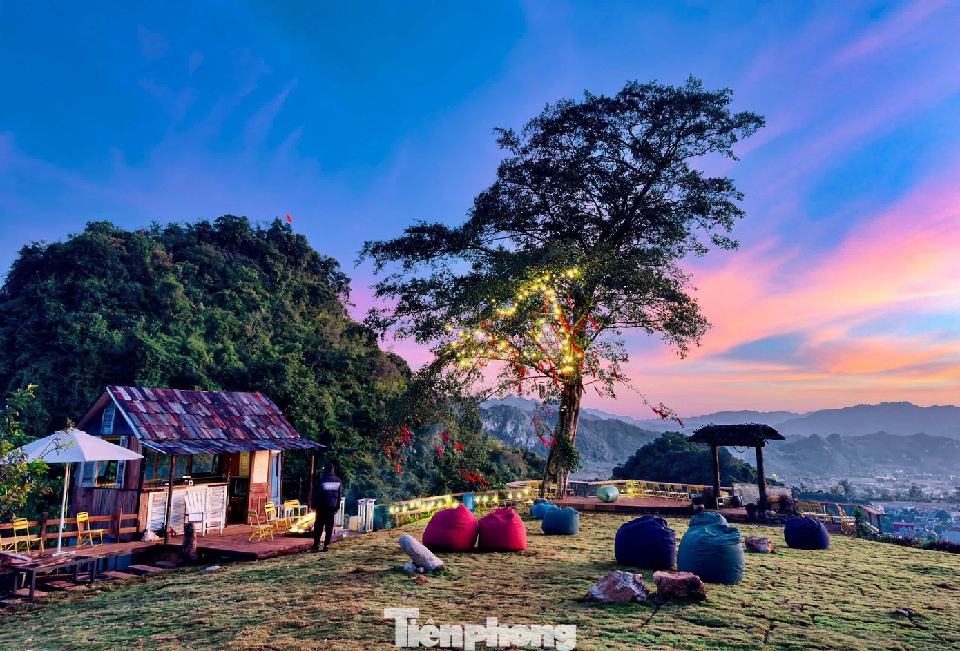 Cảnh tượng 'độc nhất v&ocirc; nhị' ở điểm check-in cao nhất Mộc Ch&acirc;u- Ảnh 2.