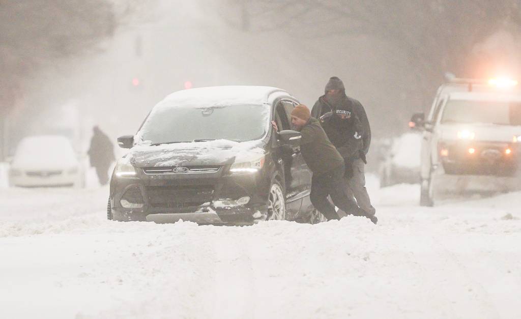 Thảm hoạ tuyết trắng lịch sử tại Mỹ khiến ít nhất 28 người thiệt mạng, nhiều trường hợp vô cùng thương tâm- Ảnh 3. Thảm hoạ tuyết trắng lịch sử tại Mỹ khiến ít nhất 28 người thiệt mạng, nhiều trường hợp vô cùng thương tâm- Ảnh 3.