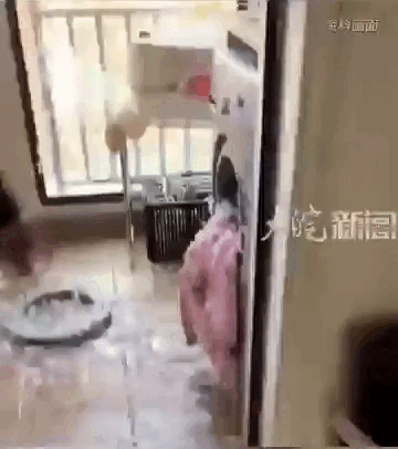 Top 1 hot search: &Aacute;o phao l&ocirc;ng vũ nổ tung trong m&aacute;y giặt, 22 triệu người xem đều hồn v&iacute;a l&ecirc;n m&acirc;y- Ảnh 2.