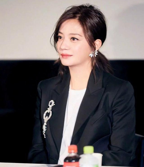 Triệu Vy bị tấn c&ocirc;ng- Ảnh 1.