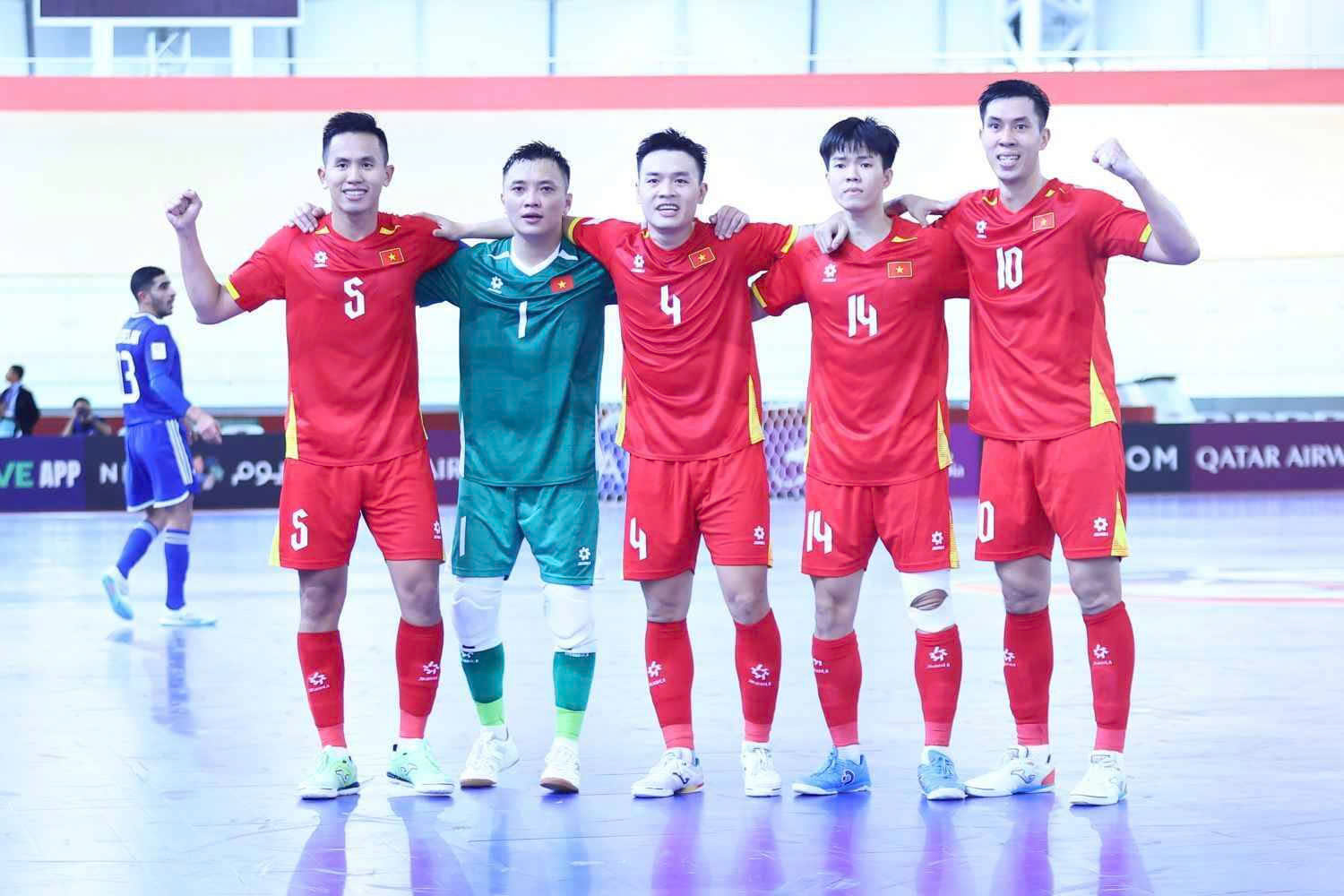 Giải ch&acirc;u &Aacute;: Lội ngược d&ograve;ng trong "mưa b&agrave;n thắng", tuyển Việt Nam đua tranh ng&ocirc;i đầu với Th&aacute;i Lan- Ảnh 2.