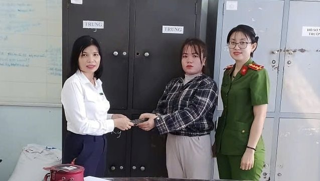 Đến ng&acirc;n h&agrave;ng BIDV r&uacute;t 132 triệu đồng tiền mặt, người phụ nữ bất ngờ nhận th&ecirc;m 100 triệu đồng: C&ocirc;ng an lập tức v&agrave;o cuộc x&aacute;c minh- Ảnh 3.