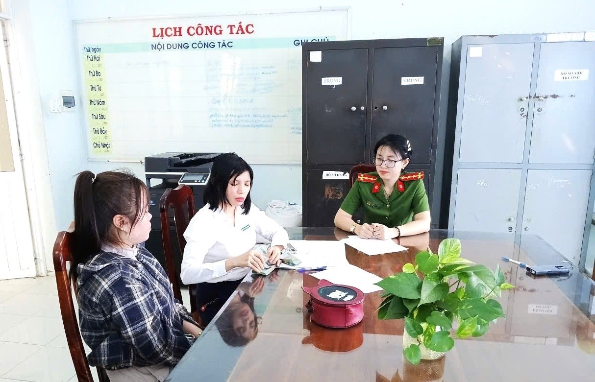 Đến ng&acirc;n h&agrave;ng BIDV r&uacute;t 132 triệu đồng tiền mặt, người phụ nữ bất ngờ nhận th&ecirc;m 100 triệu đồng: C&ocirc;ng an lập tức v&agrave;o cuộc x&aacute;c minh- Ảnh 2.