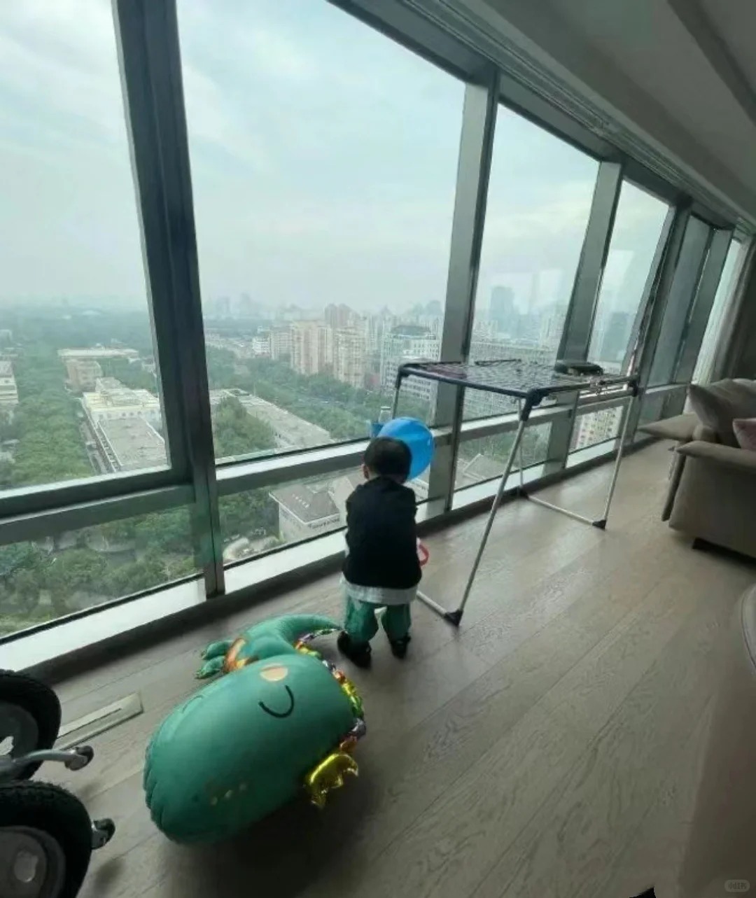 H&eacute; lộ tổ ấm 370m2 của "vua h&agrave;i" Thẩm Đằng: Ph&ograve;ng ngủ view v&ograve;ng cung đẹp như mơ, nhưng chi tiết "bừa bộn" ở ph&ograve;ng kh&aacute;ch mới tiết lộ con người thật của gia chủ- Ảnh 7.