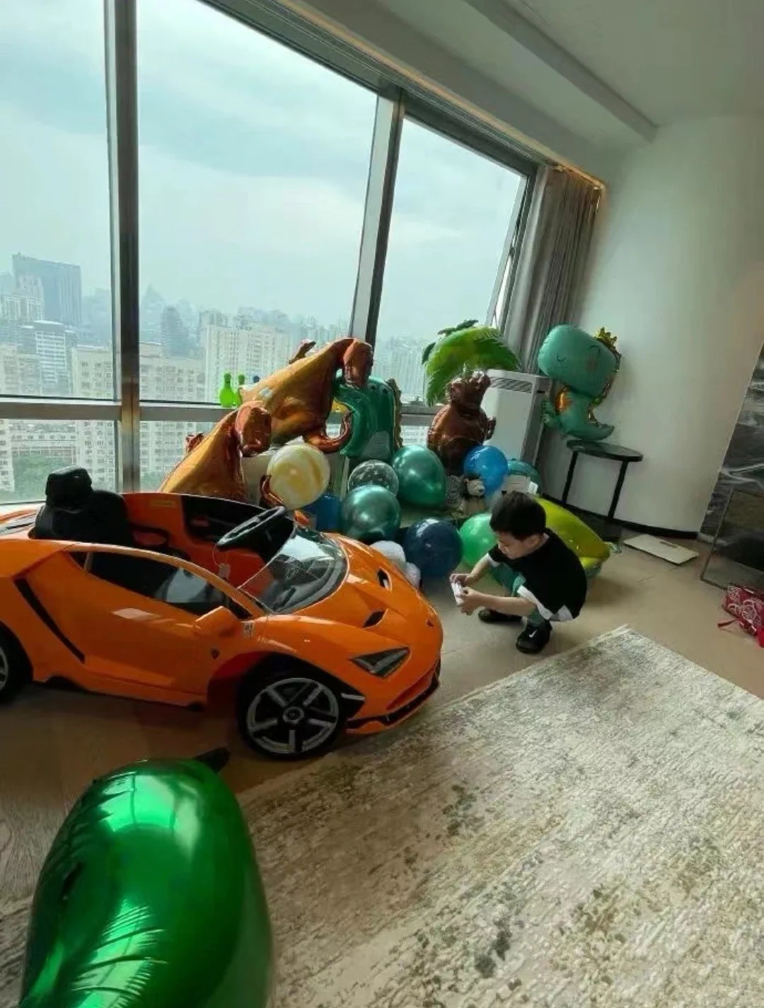 H&eacute; lộ tổ ấm 370m2 của "vua h&agrave;i" Thẩm Đằng: Ph&ograve;ng ngủ view v&ograve;ng cung đẹp như mơ, nhưng chi tiết "bừa bộn" ở ph&ograve;ng kh&aacute;ch mới tiết lộ con người thật của gia chủ- Ảnh 8.