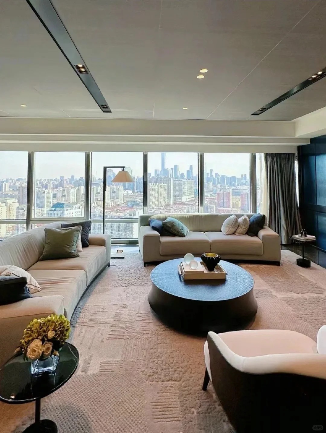 H&eacute; lộ tổ ấm 370m2 của "vua h&agrave;i" Thẩm Đằng: Ph&ograve;ng ngủ view v&ograve;ng cung đẹp như mơ, nhưng chi tiết "bừa bộn" ở ph&ograve;ng kh&aacute;ch mới tiết lộ con người thật của gia chủ- Ảnh 3.