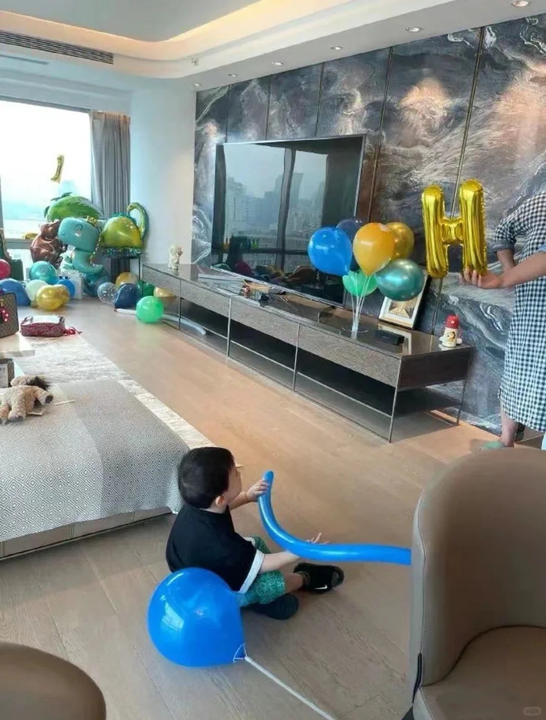 H&eacute; lộ tổ ấm 370m2 của "vua h&agrave;i" Thẩm Đằng: Ph&ograve;ng ngủ view v&ograve;ng cung đẹp như mơ, nhưng chi tiết "bừa bộn" ở ph&ograve;ng kh&aacute;ch mới tiết lộ con người thật của gia chủ- Ảnh 4.