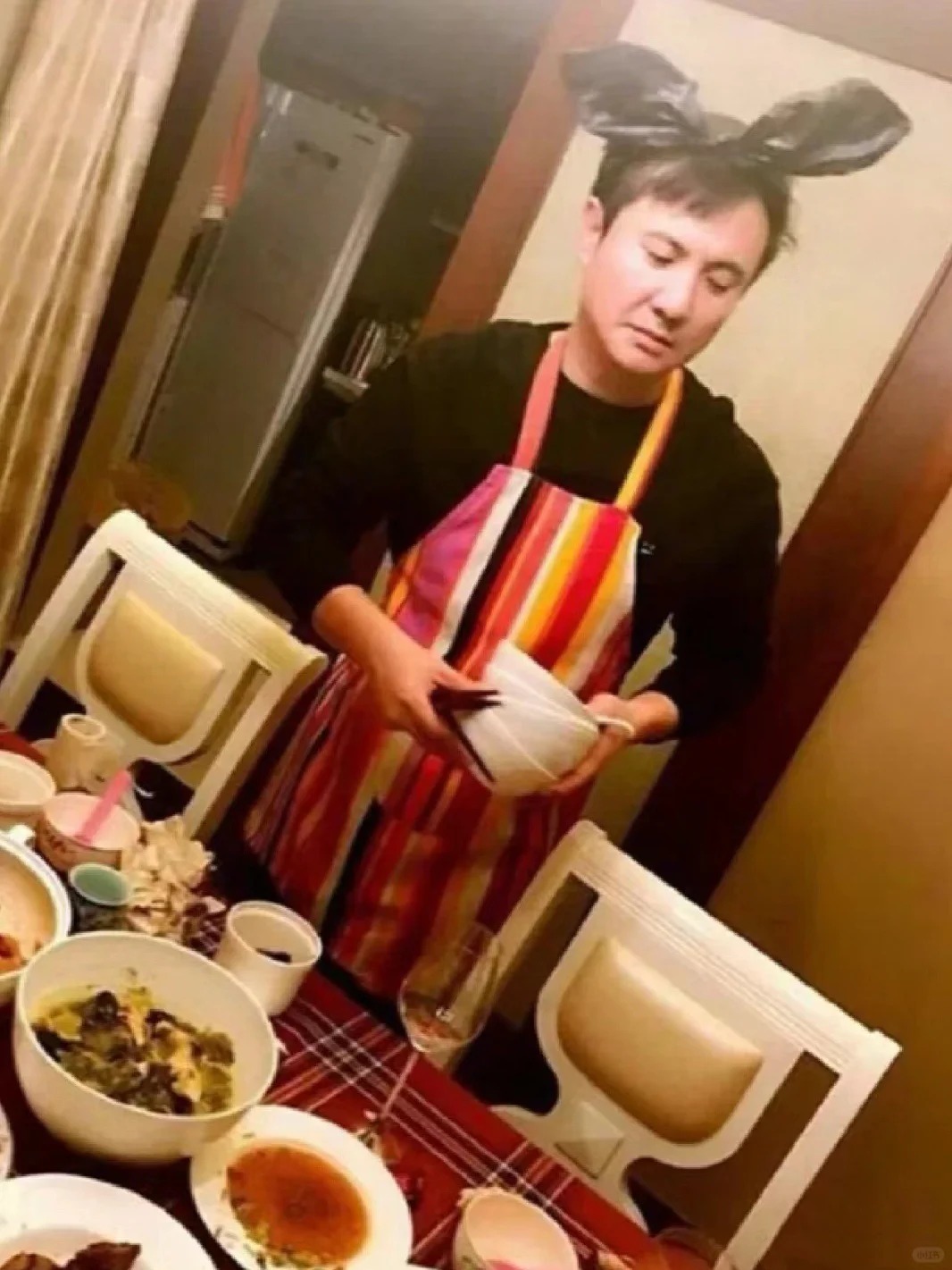 H&eacute; lộ tổ ấm 370m2 của "vua h&agrave;i" Thẩm Đằng: Ph&ograve;ng ngủ view v&ograve;ng cung đẹp như mơ, nhưng chi tiết "bừa bộn" ở ph&ograve;ng kh&aacute;ch mới tiết lộ con người thật của gia chủ- Ảnh 9.