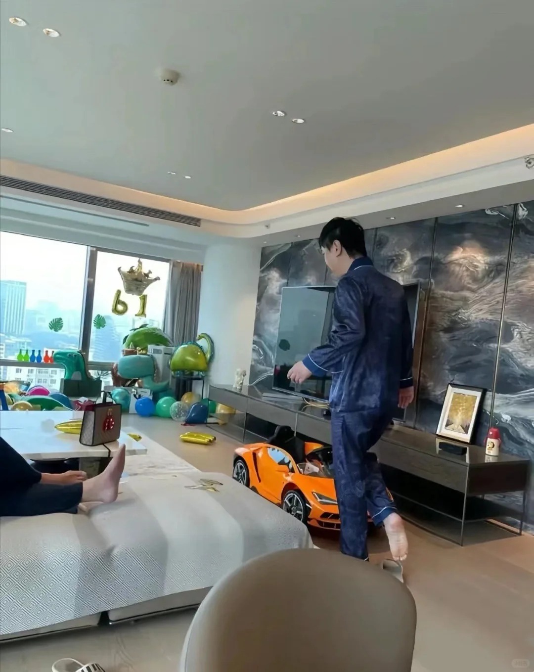 H&eacute; lộ tổ ấm 370m2 của "vua h&agrave;i" Thẩm Đằng: Ph&ograve;ng ngủ view v&ograve;ng cung đẹp như mơ, nhưng chi tiết "bừa bộn" ở ph&ograve;ng kh&aacute;ch mới tiết lộ con người thật của gia chủ- Ảnh 6.