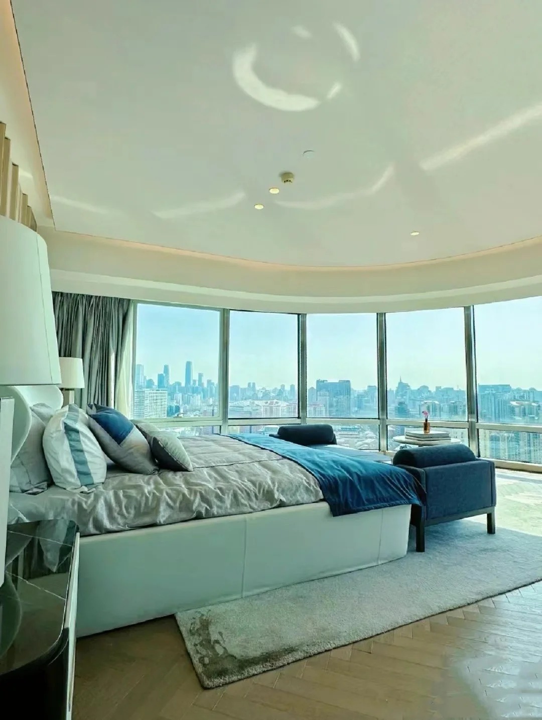 H&eacute; lộ tổ ấm 370m2 của "vua h&agrave;i" Thẩm Đằng: Ph&ograve;ng ngủ view v&ograve;ng cung đẹp như mơ, nhưng chi tiết "bừa bộn" ở ph&ograve;ng kh&aacute;ch mới tiết lộ con người thật của gia chủ- Ảnh 10.