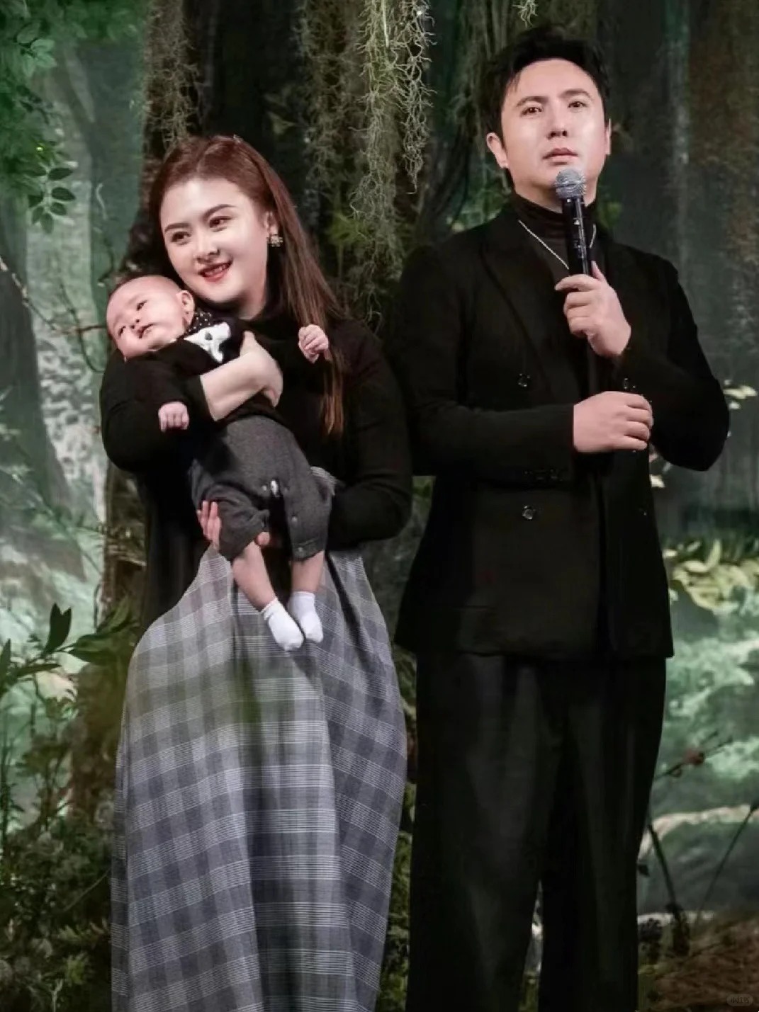 H&eacute; lộ tổ ấm 370m2 của "vua h&agrave;i" Thẩm Đằng: Ph&ograve;ng ngủ view v&ograve;ng cung đẹp như mơ, nhưng chi tiết "bừa bộn" ở ph&ograve;ng kh&aacute;ch mới tiết lộ con người thật của gia chủ- Ảnh 2.