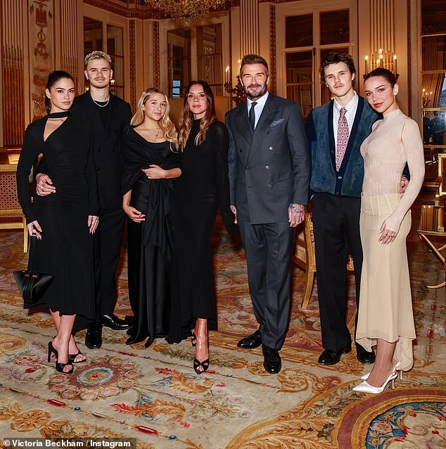 Thương Harper mới 14 tuổi phải đau l&ograve;ng v&igrave; drama gia đ&igrave;nh Beckham, Brooklyn đ&ograve;i gặp em g&aacute;i nhưng kh&ocirc;ng muốn chạm mặt bố mẹ- Ảnh 6.